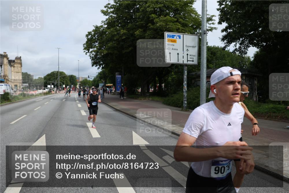 29.06.2025 - hella hamburg halbmarathon Yannick Fuchs http://msf.ph/oto/8164723 29.06.2025 10:22:18 20KM 1065, 1577, 5344, 9079, 9097, 10848, 13956, 14019, 14828, 15023, 15136, 15671, 18037, 18124, 19050 meine-sportfotos.de
