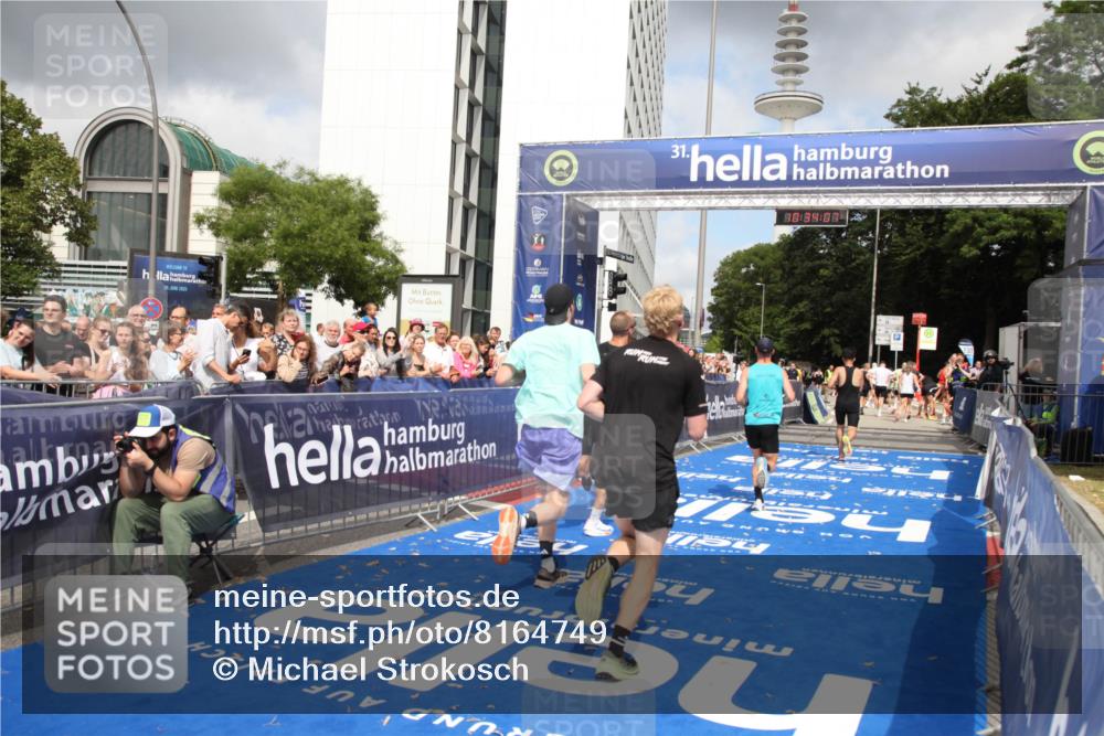 29.06.2025 - hella hamburg halbmarathon Michael Strokosch http://msf.ph/oto/8164749 29.06.2025 10:34:06 Ziel 9345, 9519, 11019, 11227, 13066, 13493, 13494, 14448, 15268, 16724, 17877 meine-sportfotos.de