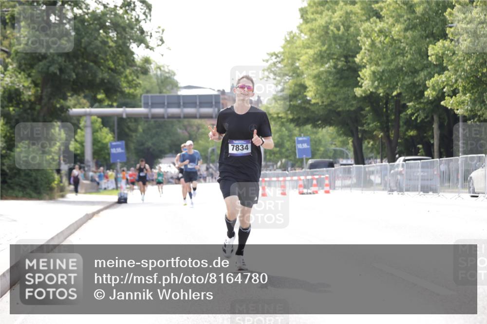 29.06.2025 - hella hamburg halbmarathon Jannik Wohlers http://msf.ph/oto/8164780 29.06.2025 09:40:42 Lombardsbrücke 7834, 14360, 14766, 15526 meine-sportfotos.de