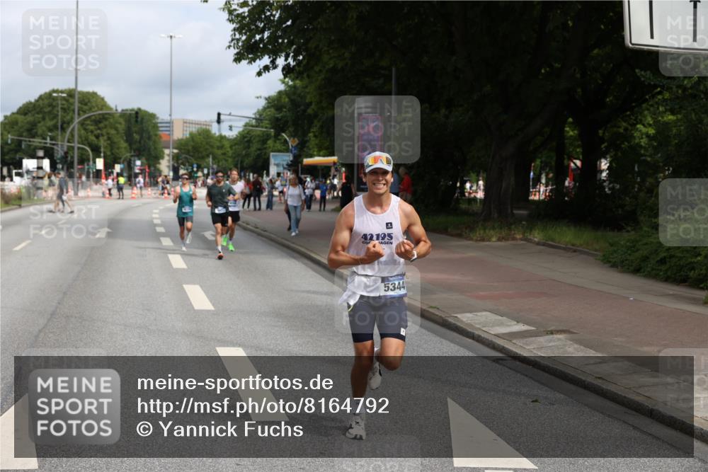 29.06.2025 - hella hamburg halbmarathon Yannick Fuchs http://msf.ph/oto/8164792 29.06.2025 10:22:20 20KM 1065, 1577, 5344, 9079, 9097, 10848, 13956, 14019, 14828, 15023, 15136, 15671, 18037, 18124, 19050 meine-sportfotos.de