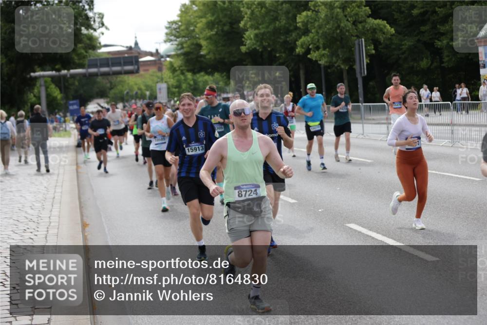 29.06.2025 - hella hamburg halbmarathon Jannik Wohlers http://msf.ph/oto/8164830 29.06.2025 10:20:32 Lombardsbrücke 2383, 2923, 2945, 3247, 3813, 4082, 4350, 5041, 5061, 5767, 6608, 7228, 7608, 8113, 8724, 8940, 9005, 9011, 9236, 9981, 10050, 10350, 10585, 10602, 11145, 12175, 12694, 12844, 13057, 13508, 14138, 14157, 14246, 14342, 14344, 14610, 14611, 14615, 14670, 14986, 15020, 15470, 15736, 15767, 15913, 16256, 16896, 16950, 17035, 17095, 17155, 17367, 17832, 18141, 18305, 18397, 18620, 19124, 19125, 19131, 19132 meine-sportfotos.de
