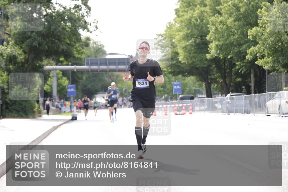 29.06.2025 - hella hamburg halbmarathon Jannik Wohlers http://msf.ph/oto/8164841 29.06.2025 09:40:42 Lombardsbrücke 7834, 14360, 14766, 15526 meine-sportfotos.de