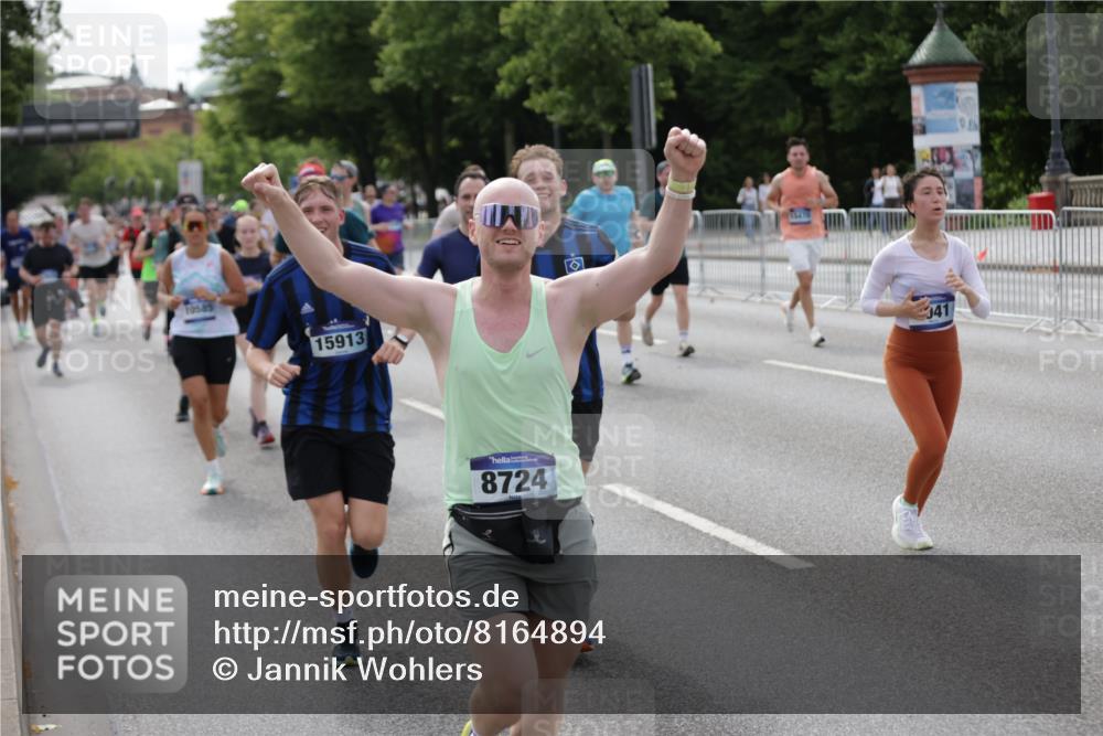 29.06.2025 - hella hamburg halbmarathon Jannik Wohlers http://msf.ph/oto/8164894 29.06.2025 10:20:33 Lombardsbrücke 2383, 2923, 2945, 3161, 3247, 3453, 3813, 4082, 4350, 5041, 5061, 5767, 6275, 6308, 6608, 7228, 7608, 8113, 8724, 8726, 8940, 9005, 9011, 9236, 9981, 10050, 10350, 10585, 10602, 11145, 12175, 12694, 12844, 13057, 13508, 14138, 14157, 14246, 14342, 14344, 14610, 14611, 14615, 14670, 14986, 15020, 15470, 15736, 15767, 15913, 16256, 16896, 16950, 17035, 17095, 17155, 17367, 17832, 18141, 18305, 18397, 18620, 18784, 19124, 19125, 19131, 19132 meine-sportfotos.de