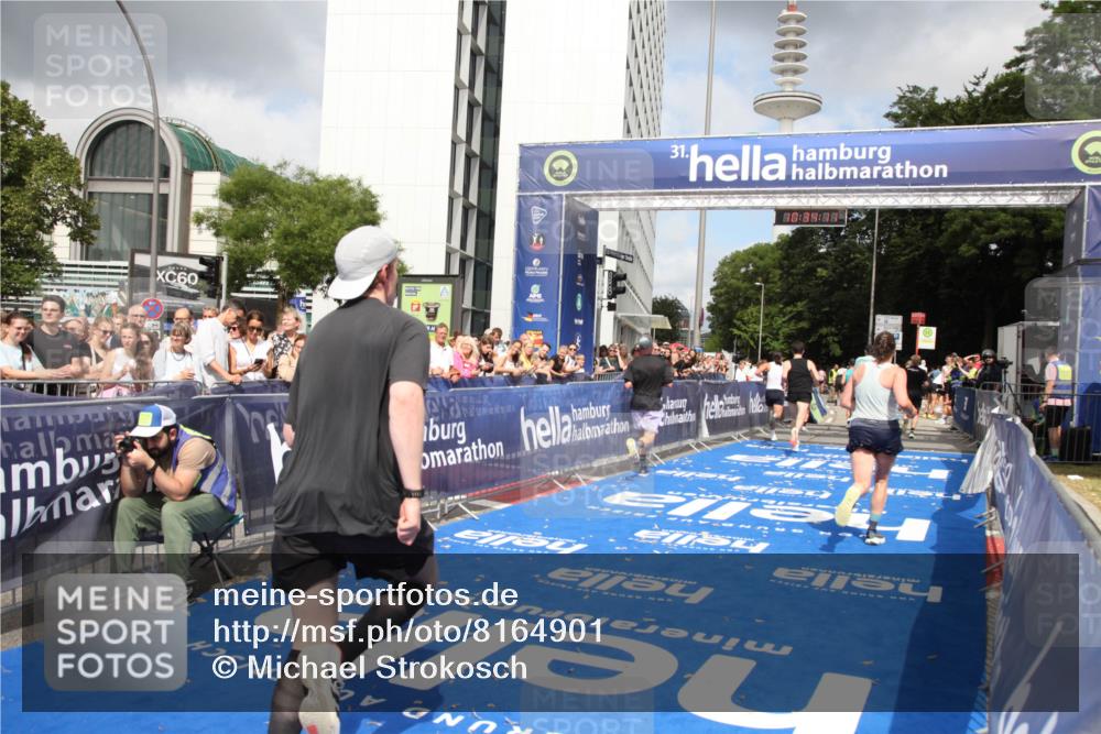 29.06.2025 - hella hamburg halbmarathon Michael Strokosch http://msf.ph/oto/8164901 29.06.2025 10:34:10 Ziel 9345, 9376, 11019, 11202, 11227, 13066, 13494, 14448, 16724, 17751, 17877 meine-sportfotos.de