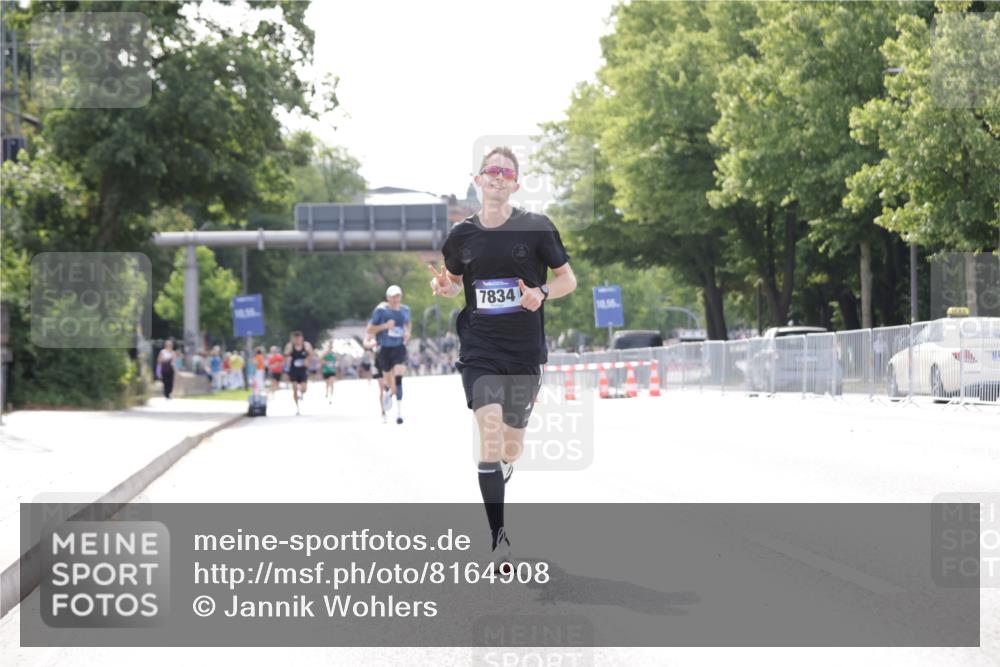 29.06.2025 - hella hamburg halbmarathon Jannik Wohlers http://msf.ph/oto/8164908 29.06.2025 09:40:42 Lombardsbrücke 7834, 14360, 14766, 15526 meine-sportfotos.de