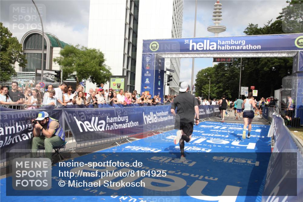 29.06.2025 - hella hamburg halbmarathon Michael Strokosch http://msf.ph/oto/8164925 29.06.2025 10:34:11 Ziel 7884, 9376, 11019, 11202, 13066, 14448, 16724, 17751, 17877 meine-sportfotos.de
