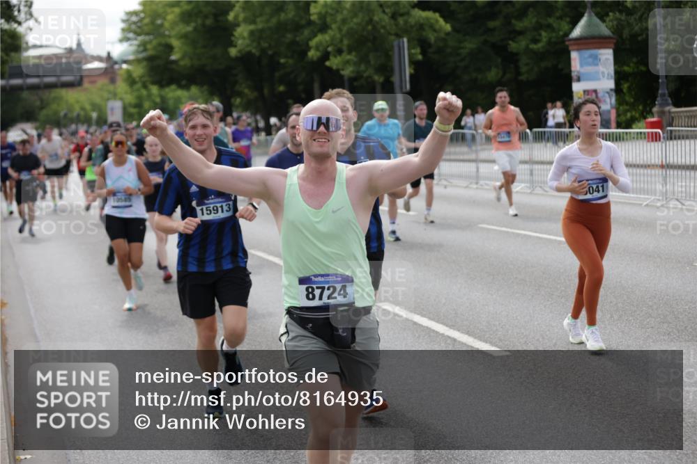 29.06.2025 - hella hamburg halbmarathon Jannik Wohlers http://msf.ph/oto/8164935 29.06.2025 10:20:33 Lombardsbrücke 2383, 2923, 2945, 3161, 3247, 3453, 3813, 4082, 4350, 5041, 5061, 5767, 6275, 6308, 6608, 7228, 7608, 8113, 8724, 8726, 8940, 9005, 9011, 9236, 9981, 10050, 10350, 10585, 10602, 11145, 12175, 12694, 12844, 13057, 13508, 14138, 14157, 14246, 14342, 14344, 14610, 14611, 14615, 14670, 14986, 15020, 15470, 15736, 15767, 15913, 16256, 16896, 16950, 17035, 17095, 17155, 17367, 17832, 18141, 18305, 18397, 18620, 18784, 19124, 19125, 19131, 19132 meine-sportfotos.de