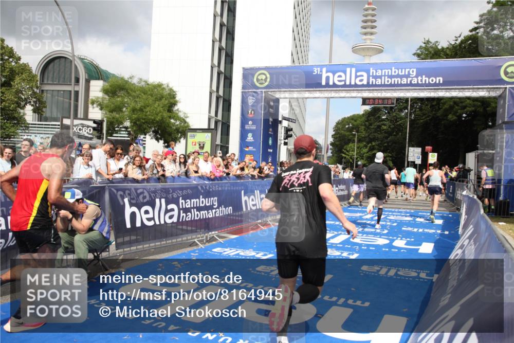 29.06.2025 - hella hamburg halbmarathon Michael Strokosch http://msf.ph/oto/8164945 29.06.2025 10:34:12 Ziel 7884, 9376, 11019, 11202, 13066, 14448, 16724, 17751 meine-sportfotos.de