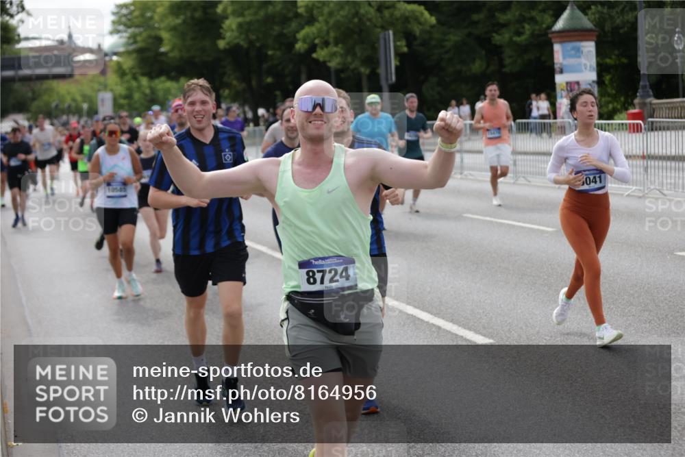 29.06.2025 - hella hamburg halbmarathon Jannik Wohlers http://msf.ph/oto/8164956 29.06.2025 10:20:33 Lombardsbrücke 2383, 2923, 2945, 3161, 3247, 3453, 3813, 4082, 4350, 5041, 5061, 5767, 6275, 6308, 6608, 7228, 7608, 8113, 8724, 8726, 8940, 9005, 9011, 9236, 9981, 10050, 10350, 10585, 10602, 11145, 12175, 12694, 12844, 13057, 13508, 14138, 14157, 14246, 14342, 14344, 14610, 14611, 14615, 14670, 14986, 15020, 15470, 15736, 15767, 15913, 16256, 16896, 16950, 17035, 17095, 17155, 17367, 17832, 18141, 18305, 18397, 18620, 18784, 19124, 19125, 19131, 19132 meine-sportfotos.de