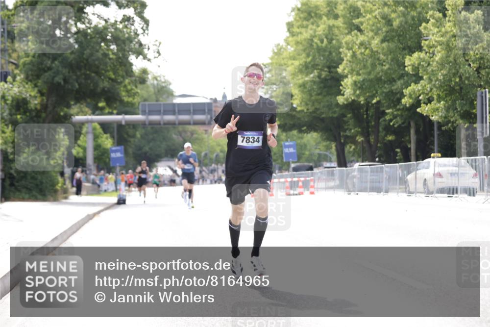 29.06.2025 - hella hamburg halbmarathon Jannik Wohlers http://msf.ph/oto/8164965 29.06.2025 09:40:42 Lombardsbrücke 7834, 14360, 14766, 15526 meine-sportfotos.de