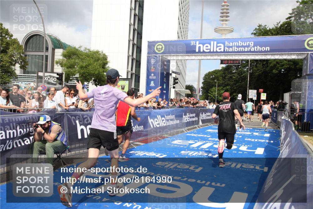 29.06.2025 - hella hamburg halbmarathon Michael Strokosch http://msf.ph/oto/8164990 29.06.2025 10:34:13 Ziel 7884, 7901, 9376, 11019, 11202, 13066, 16724, 17751, 18906 meine-sportfotos.de