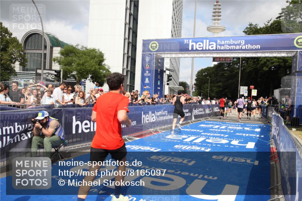 29.06.2025 - hella hamburg halbmarathon Michael Strokosch http://msf.ph/oto/8165097 29.06.2025 10:34:17 Ziel 1080, 3005, 7884, 7901, 9376, 17751, 18906 meine-sportfotos.de