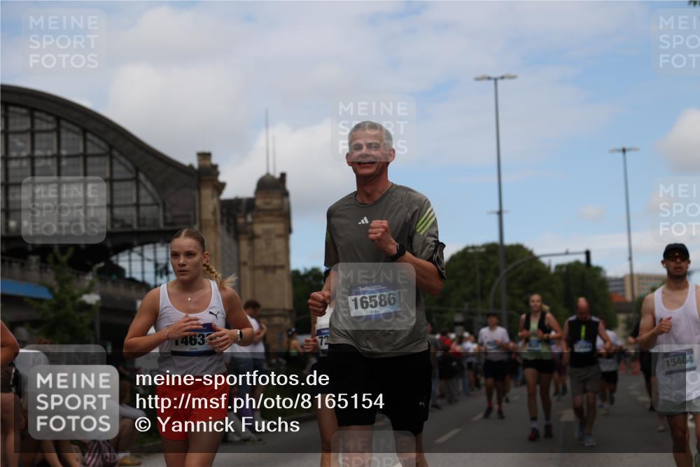 29.06.2025 - hella hamburg halbmarathon Yannick Fuchs http://msf.ph/oto/8165154 29.06.2025 11:18:10 20KM 1131, 1269, 1694, 1939, 3837, 4834, 5035, 5063, 5079, 5322, 6977, 7169, 7188, 7190, 7248, 7370, 7672, 7978, 8085, 8537, 9259, 9635, 9714, 9788, 10162, 10977, 11792, 11803, 13366, 13386, 13453, 13500, 13584, 14024, 14055, 14240, 14421, 14633, 14901, 14903, 15343, 15404, 15569, 16154, 16586, 16600, 16601, 16604, 16781, 16791, 16833, 16991, 17559, 17699, 18007, 18046, 18362, 18417, 18698 meine-sportfotos.de