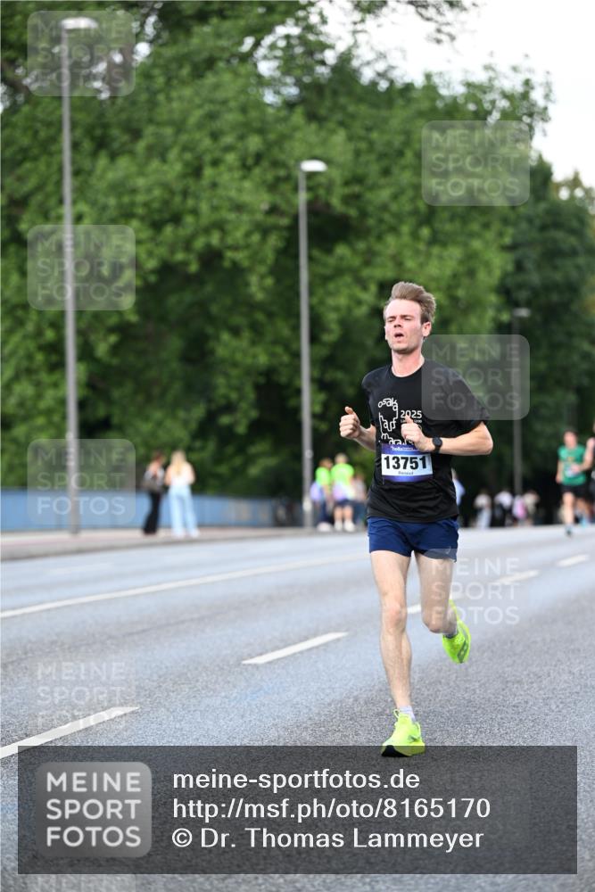 29.06.2025 - hella hamburg halbmarathon Dr. Thomas Lammeyer http://msf.ph/oto/8165170 29.06.2025 09:44:51 Kennedybrücke 2892, 4128, 4571, 6559, 7862, 10780, 11194 meine-sportfotos.de