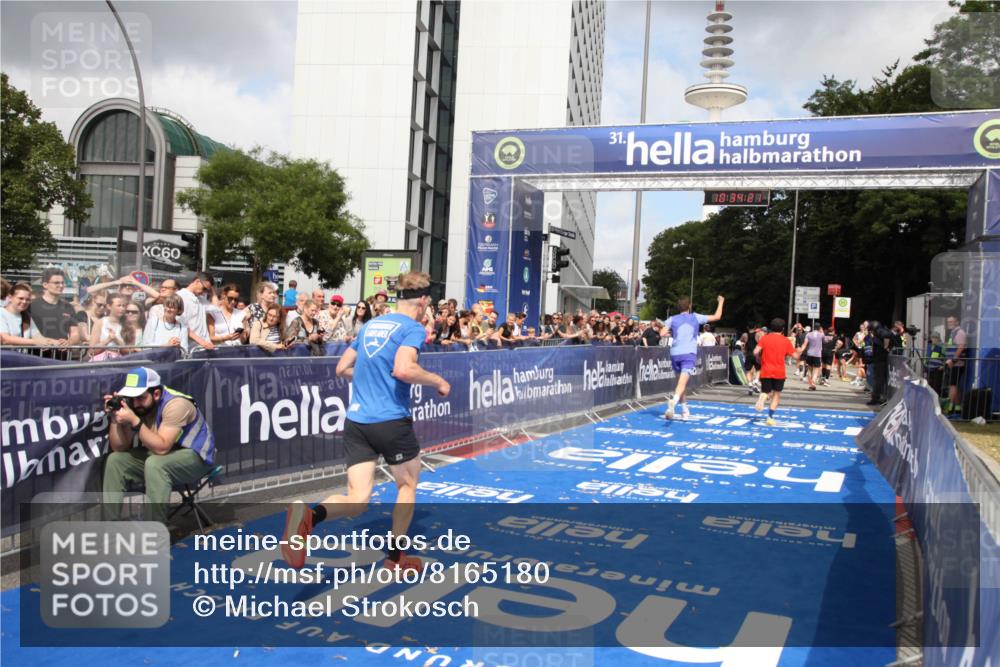 29.06.2025 - hella hamburg halbmarathon Michael Strokosch http://msf.ph/oto/8165180 29.06.2025 10:34:19 Ziel 1080, 3005, 7884, 7901, 14784, 18906 meine-sportfotos.de