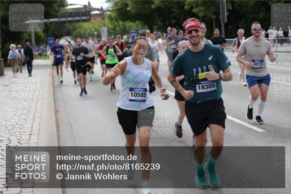 29.06.2025 - hella hamburg halbmarathon Jannik Wohlers http://msf.ph/oto/8165239 29.06.2025 10:20:35 Lombardsbrücke 1266, 1658, 2383, 2923, 2945, 3161, 3247, 3453, 3813, 4082, 4350, 5041, 5061, 5767, 6275, 6308, 7228, 7608, 8113, 8724, 8726, 9005, 9011, 9108, 9236, 9981, 10585, 10602, 11145, 12175, 12561, 12694, 12844, 13057, 13448, 13508, 14157, 14246, 14610, 14611, 14615, 14670, 14986, 15020, 15470, 15736, 15767, 15913, 16256, 16896, 16950, 17035, 17095, 17155, 17367, 17832, 18141, 18305, 18397, 18784, 19124, 19125, 19131, 19132 meine-sportfotos.de