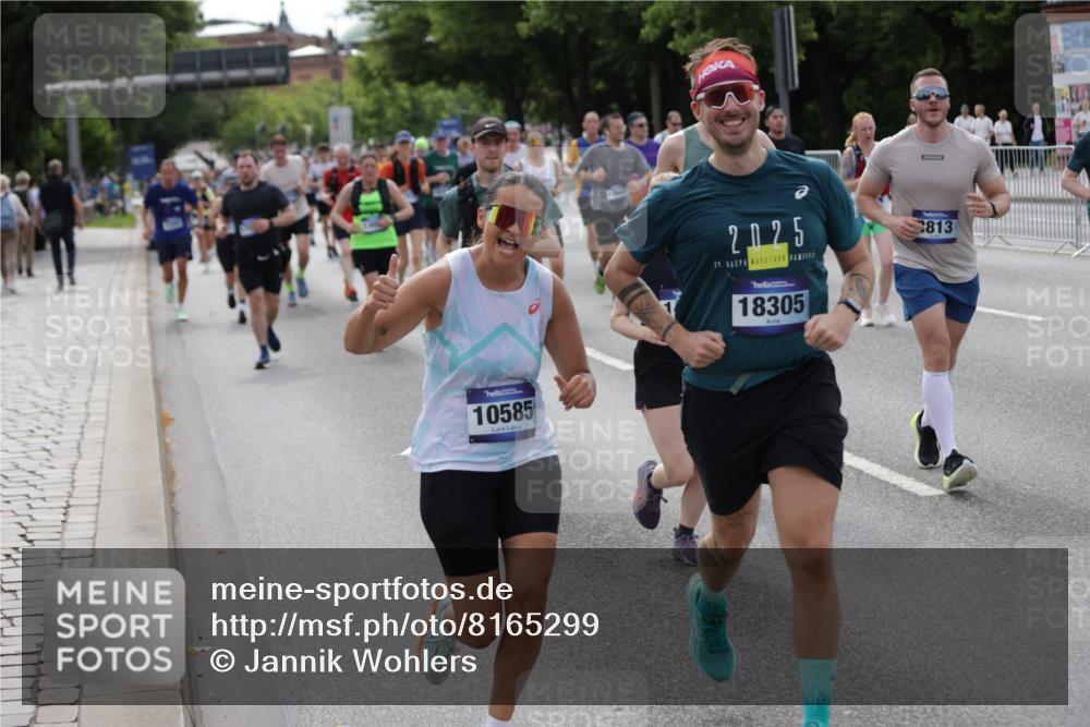 29.06.2025 - hella hamburg halbmarathon Jannik Wohlers http://msf.ph/oto/8165299 29.06.2025 10:20:35 Lombardsbrücke 1266, 1658, 2383, 2923, 2945, 3161, 3247, 3453, 3813, 4082, 4350, 5041, 5061, 5767, 6275, 6308, 7228, 7608, 8113, 8724, 8726, 9005, 9011, 9108, 9236, 9981, 10585, 10602, 11145, 12175, 12561, 12694, 12844, 13057, 13448, 13508, 14157, 14246, 14610, 14611, 14615, 14670, 14986, 15020, 15470, 15736, 15767, 15913, 16256, 16896, 16950, 17035, 17095, 17155, 17367, 17832, 18141, 18305, 18397, 18784, 19124, 19125, 19131, 19132 meine-sportfotos.de