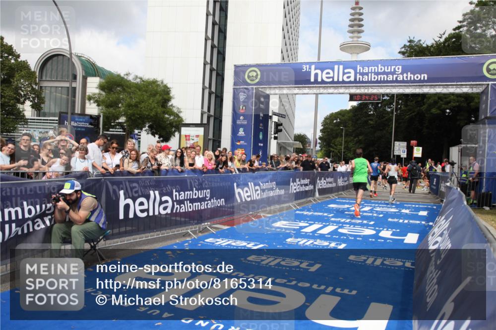 29.06.2025 - hella hamburg halbmarathon Michael Strokosch http://msf.ph/oto/8165314 29.06.2025 10:34:24 Ziel 1002, 1080, 3005, 5550, 14784, 16417 meine-sportfotos.de