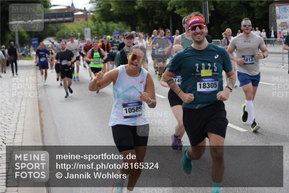29.06.2025 - hella hamburg halbmarathon Jannik Wohlers http://msf.ph/oto/8165324 29.06.2025 10:20:35 Lombardsbrücke 1266, 1658, 2383, 2923, 2945, 3161, 3247, 3453, 3813, 4082, 4350, 5041, 5061, 5767, 6275, 6308, 7228, 7608, 8113, 8724, 8726, 9005, 9011, 9108, 9236, 9981, 10585, 10602, 11145, 12175, 12561, 12694, 12844, 13057, 13448, 13508, 14157, 14246, 14610, 14611, 14615, 14670, 14986, 15020, 15470, 15736, 15767, 15913, 16256, 16896, 16950, 17035, 17095, 17155, 17367, 17832, 18141, 18305, 18397, 18784, 19124, 19125, 19131, 19132 meine-sportfotos.de