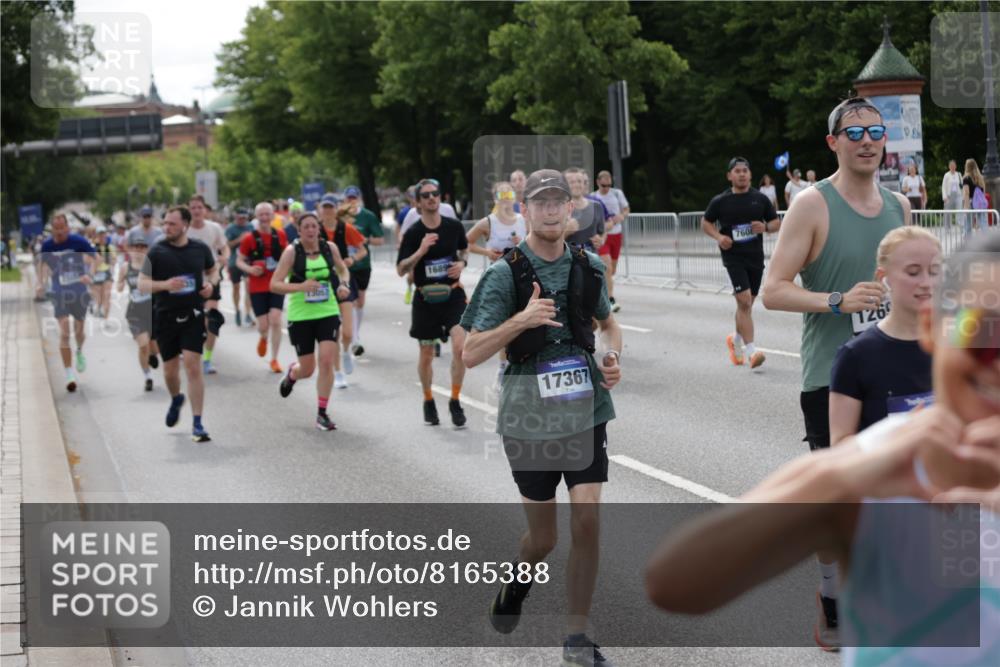 29.06.2025 - hella hamburg halbmarathon Jannik Wohlers http://msf.ph/oto/8165388 29.06.2025 10:20:36 Lombardsbrücke 1266, 1658, 2383, 2923, 2945, 3161, 3247, 3453, 3813, 4082, 4350, 5041, 5061, 5767, 6275, 6308, 7228, 7608, 8113, 8724, 8726, 9005, 9011, 9108, 9236, 9981, 10585, 10602, 11145, 12175, 12395, 12561, 12694, 12844, 13057, 13448, 13508, 14157, 14610, 14611, 14615, 14670, 14986, 15020, 15470, 15736, 15767, 15913, 16256, 16896, 16950, 17035, 17155, 17367, 17832, 18141, 18305, 18397, 18784, 19124, 19125 meine-sportfotos.de
