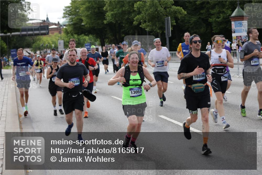 29.06.2025 - hella hamburg halbmarathon Jannik Wohlers http://msf.ph/oto/8165617 29.06.2025 10:20:39 Lombardsbrücke 1028, 1266, 1658, 2383, 2923, 2945, 2956, 2986, 3161, 3453, 3813, 4082, 4350, 5041, 5061, 5767, 6275, 6308, 7228, 7608, 8113, 8724, 8726, 9005, 9011, 9108, 9236, 10585, 10602, 11698, 11775, 12175, 12395, 12561, 12694, 13057, 13448, 13508, 14615, 14809, 14819, 14986, 15020, 15470, 15736, 15767, 15913, 16256, 16896, 17035, 17341, 17367, 17832, 18141, 18170, 18305, 18397, 18784, 18809, 19124 meine-sportfotos.de