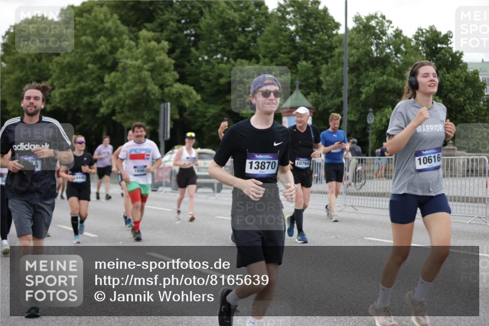 29.06.2025 - hella hamburg halbmarathon Jannik Wohlers http://msf.ph/oto/8165639 29.06.2025 11:05:05 Lombardsbrücke 3120, 3333, 3975, 4382, 4765, 5426, 5568, 5571, 5851, 5880, 5881, 5893, 5920, 6621, 7470, 7538, 7539, 7698, 8059, 8284, 9800, 9923, 10616, 10764, 10964, 12033, 12060, 12182, 12183, 12468, 13870, 14141, 14173, 14295, 14440, 14469, 16524, 17070, 17274, 17767, 18444, 18663, 18980, 18981, 19186 meine-sportfotos.de
