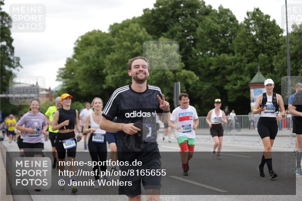 29.06.2025 - hella hamburg halbmarathon Jannik Wohlers http://msf.ph/oto/8165655 29.06.2025 11:05:06 Lombardsbrücke 3120, 3333, 3975, 4382, 4765, 5426, 5568, 5571, 5851, 5880, 5881, 5893, 5920, 6621, 7470, 7538, 7539, 7698, 8284, 9800, 9923, 10616, 10764, 10964, 12033, 12060, 12182, 12183, 12468, 13870, 14141, 14173, 14295, 14440, 14469, 16524, 17069, 17070, 17274, 17767, 18444, 18663, 18980, 18981, 19186 meine-sportfotos.de