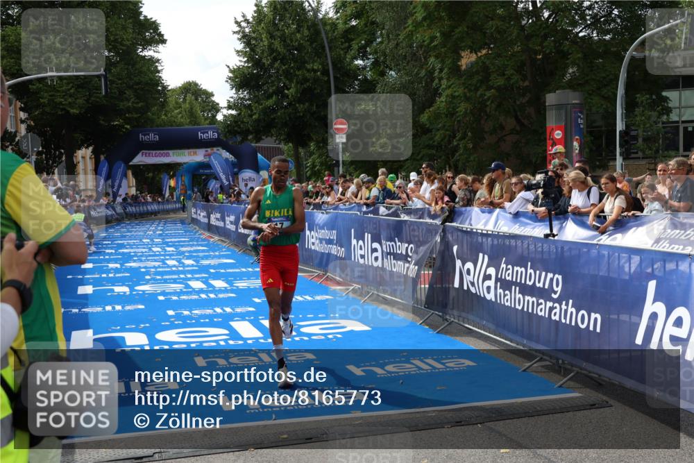 29.06.2025 - hella hamburg halbmarathon Zöllner http://msf.ph/oto/8165773 29.06.2025 10:05:31 Ziel 17 meine-sportfotos.de
