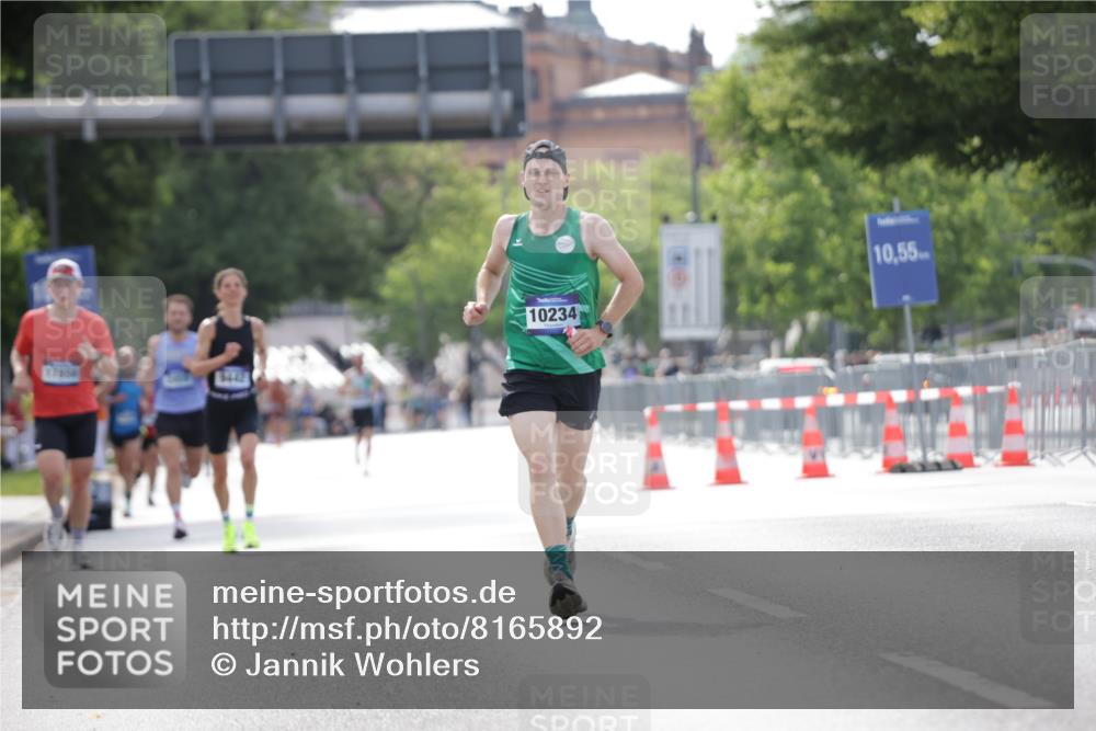 29.06.2025 - hella hamburg halbmarathon Jannik Wohlers http://msf.ph/oto/8165892 29.06.2025 09:40:54 Lombardsbrücke 7834, 7963, 10234, 11624, 17886 meine-sportfotos.de