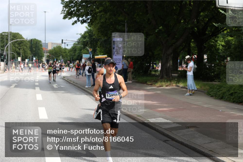 29.06.2025 - hella hamburg halbmarathon Yannick Fuchs http://msf.ph/oto/8166045 29.06.2025 10:22:35 20KM 2203, 9097, 9804, 10485, 10655, 12341, 13941, 13956, 14757, 14828, 15136, 15576, 15583, 17354, 17893, 18037, 19114 meine-sportfotos.de