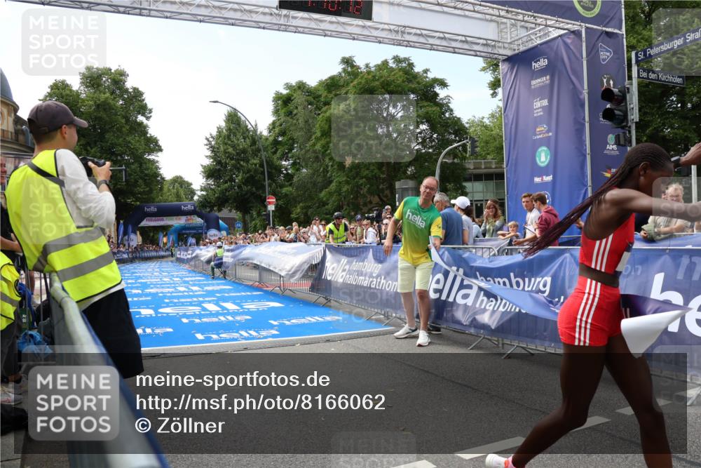 29.06.2025 - hella hamburg halbmarathon Zöllner http://msf.ph/oto/8166062 29.06.2025 10:10:15 Ziel  meine-sportfotos.de