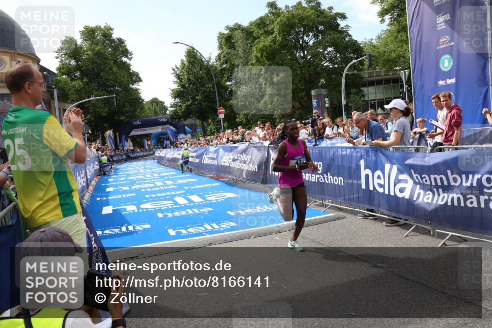 29.06.2025 - hella hamburg halbmarathon Zöllner http://msf.ph/oto/8166141 29.06.2025 10:10:41 Ziel 43 meine-sportfotos.de