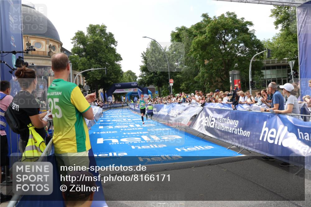 29.06.2025 - hella hamburg halbmarathon Zöllner http://msf.ph/oto/8166171 29.06.2025 10:11:03 Ziel 17888 meine-sportfotos.de