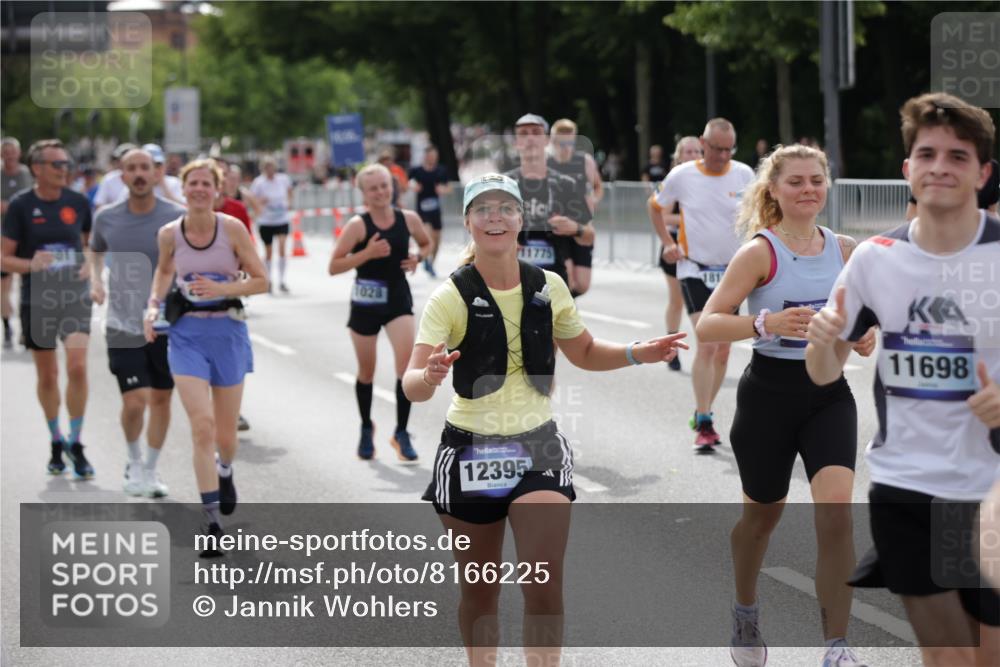 29.06.2025 - hella hamburg halbmarathon Jannik Wohlers http://msf.ph/oto/8166225 29.06.2025 10:20:45 Lombardsbrücke 1028, 1266, 1658, 2383, 2956, 2986, 3161, 3453, 3813, 4082, 5061, 5767, 6275, 6308, 7228, 7608, 8724, 8726, 8844, 9108, 9501, 10585, 10602, 11698, 11775, 12175, 12395, 12561, 12694, 13057, 13448, 13508, 14499, 14519, 14809, 14819, 14986, 15020, 15387, 15470, 15736, 15767, 15913, 16256, 16586, 16600, 16896, 17035, 17341, 17367, 17961, 18170, 18305, 18397, 18784, 18809 meine-sportfotos.de
