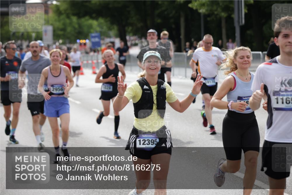 29.06.2025 - hella hamburg halbmarathon Jannik Wohlers http://msf.ph/oto/8166275 29.06.2025 10:20:45 Lombardsbrücke 1028, 1266, 1658, 2383, 2956, 2986, 3161, 3453, 3813, 4082, 5061, 5767, 6275, 6308, 7228, 7608, 8724, 8726, 8844, 9108, 9501, 10585, 10602, 11698, 11775, 12175, 12395, 12561, 12694, 13057, 13448, 13508, 14499, 14519, 14809, 14819, 14986, 15020, 15387, 15470, 15736, 15767, 15913, 16256, 16586, 16600, 16896, 17035, 17341, 17367, 17961, 18170, 18305, 18397, 18784, 18809 meine-sportfotos.de