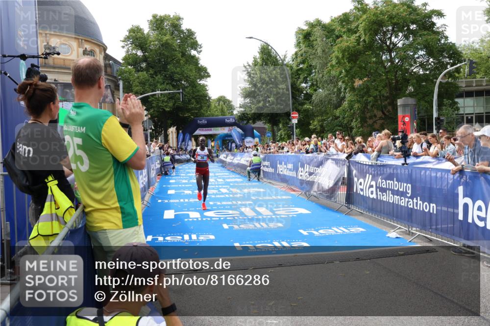 29.06.2025 - hella hamburg halbmarathon Zöllner http://msf.ph/oto/8166286 29.06.2025 10:12:01 Ziel 36 meine-sportfotos.de