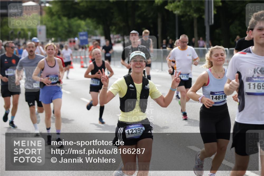 29.06.2025 - hella hamburg halbmarathon Jannik Wohlers http://msf.ph/oto/8166287 29.06.2025 10:20:45 Lombardsbrücke 1028, 1266, 1658, 2383, 2956, 2986, 3161, 3453, 3813, 4082, 5061, 5767, 6275, 6308, 7228, 7608, 8724, 8726, 8844, 9108, 9501, 10585, 10602, 11698, 11775, 12175, 12395, 12561, 12694, 13057, 13448, 13508, 14499, 14519, 14809, 14819, 14986, 15020, 15387, 15470, 15736, 15767, 15913, 16256, 16586, 16600, 16896, 17035, 17341, 17367, 17961, 18170, 18305, 18397, 18784, 18809 meine-sportfotos.de