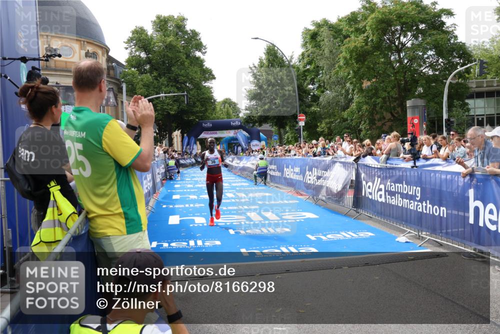 29.06.2025 - hella hamburg halbmarathon Zöllner http://msf.ph/oto/8166298 29.06.2025 10:12:01 Ziel 36 meine-sportfotos.de