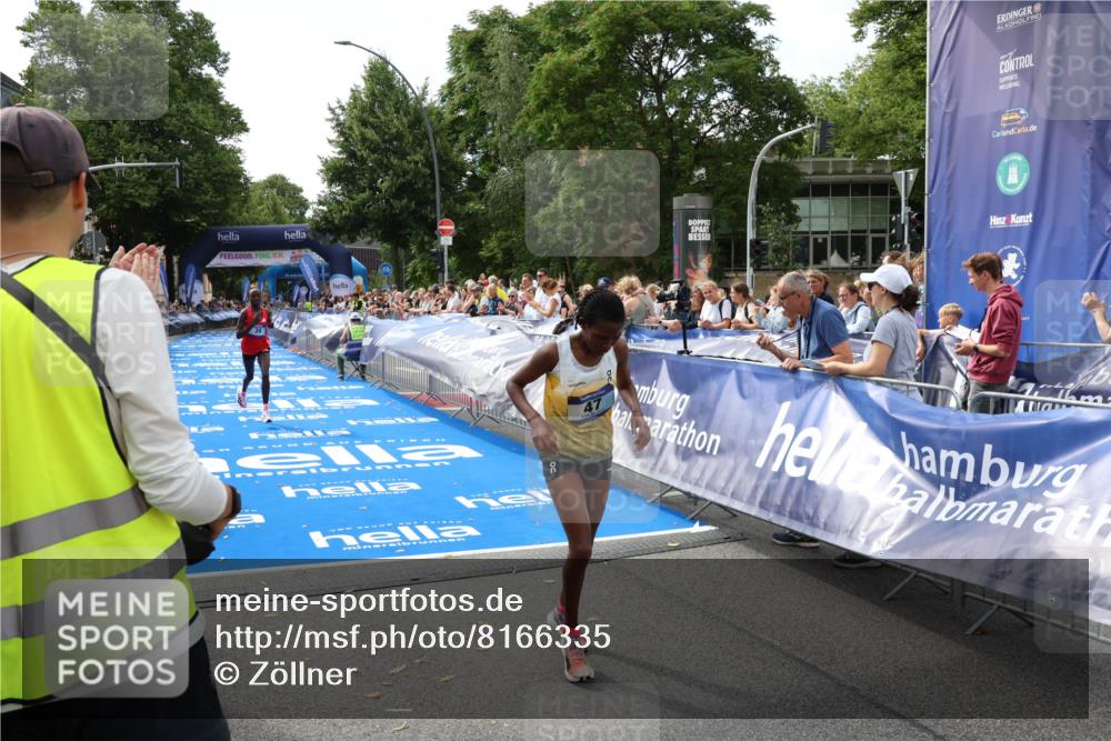 29.06.2025 - hella hamburg halbmarathon Zöllner http://msf.ph/oto/8166335 29.06.2025 10:12:26 Ziel 39, 47 meine-sportfotos.de