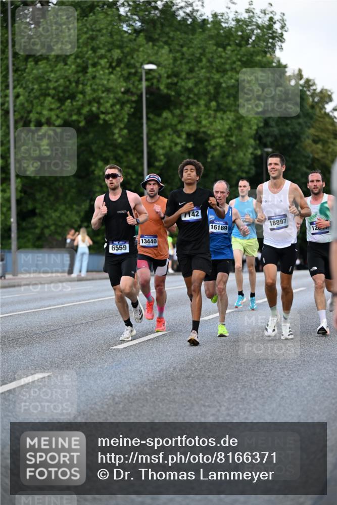 29.06.2025 - hella hamburg halbmarathon Dr. Thomas Lammeyer http://msf.ph/oto/8166371 29.06.2025 09:44:57 Kennedybrücke 1241, 2892, 6559, 7862, 10780, 11194 meine-sportfotos.de
