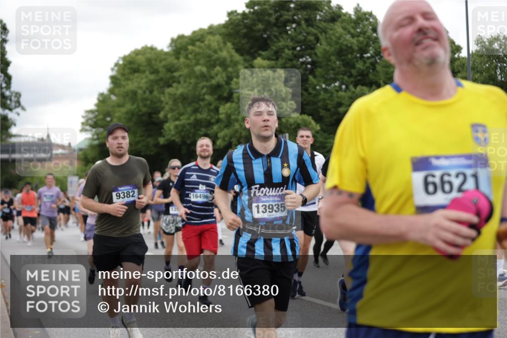 29.06.2025 - hella hamburg halbmarathon Jannik Wohlers http://msf.ph/oto/8166380 29.06.2025 11:05:19 Lombardsbrücke 1409, 3502, 3858, 4765, 5426, 5946, 6621, 7470, 7538, 7539, 7545, 7698, 7857, 8756, 9035, 9382, 9923, 10004, 10395, 10906, 11348, 12040, 12045, 12182, 12183, 12885, 12918, 12985, 12986, 13720, 13721, 13813, 13935, 14136, 14193, 14295, 14454, 14469, 14641, 14733, 14912, 15904, 16474, 16482, 16496, 16524, 16603, 16790, 17069, 17274, 17361, 17460, 17767, 17858, 17859, 18527 meine-sportfotos.de