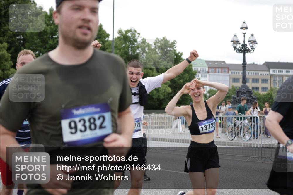 29.06.2025 - hella hamburg halbmarathon Jannik Wohlers http://msf.ph/oto/8166434 29.06.2025 11:05:21 Lombardsbrücke 1409, 3502, 3858, 4765, 5426, 5946, 6621, 6798, 7470, 7538, 7539, 7545, 7698, 7857, 8756, 9035, 9382, 9923, 10004, 10395, 10906, 11121, 11348, 12040, 12045, 12182, 12183, 12763, 12885, 12918, 12985, 12986, 13720, 13721, 13813, 13935, 14136, 14193, 14295, 14454, 14469, 14641, 14733, 14912, 15904, 16474, 16482, 16496, 16542, 16603, 16699, 16790, 17069, 17274, 17361, 17460, 17767, 17858, 17859, 18527 meine-sportfotos.de