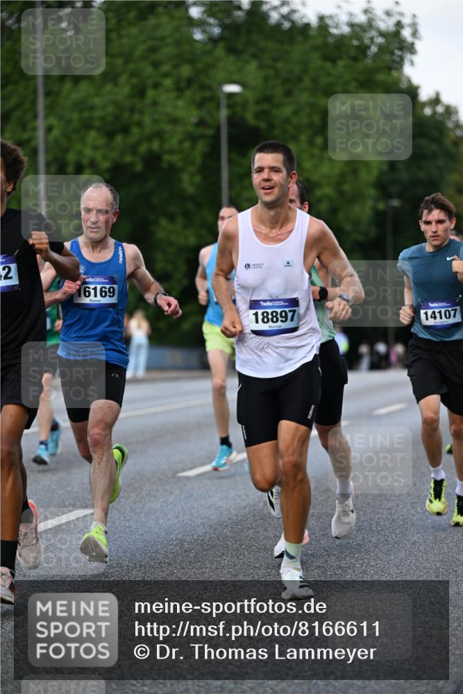 29.06.2025 - hella hamburg halbmarathon Dr. Thomas Lammeyer http://msf.ph/oto/8166611 29.06.2025 09:44:59 Kennedybrücke 1241, 2892, 6559, 7862, 10780, 11194 meine-sportfotos.de