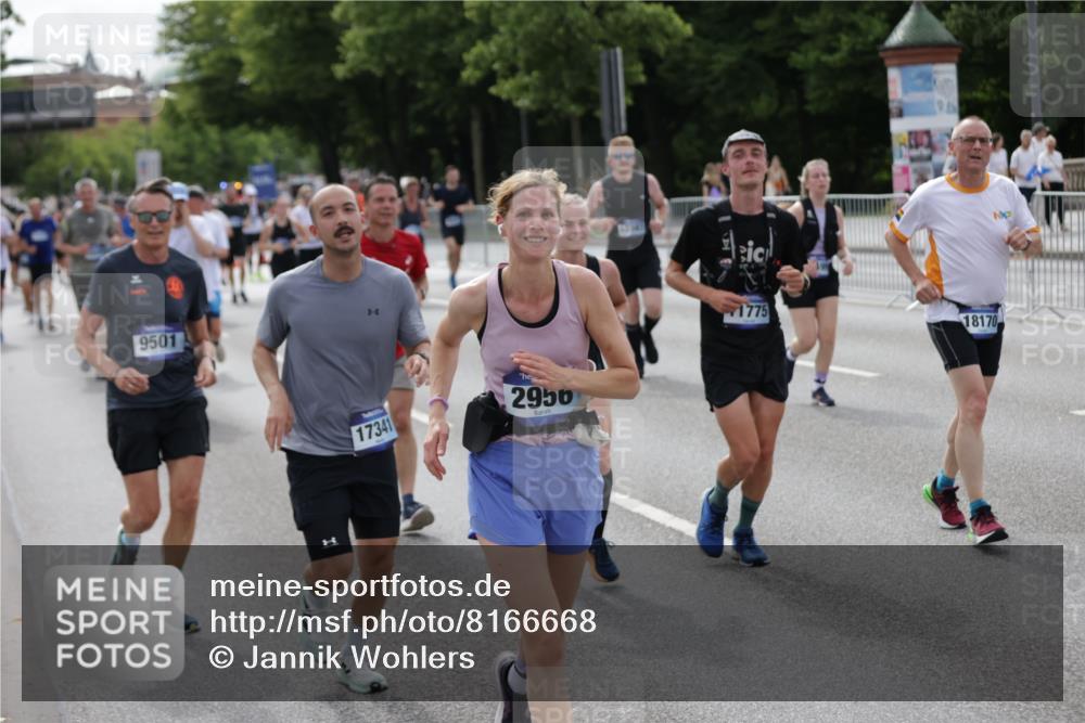 29.06.2025 - hella hamburg halbmarathon Jannik Wohlers http://msf.ph/oto/8166668 29.06.2025 10:20:48 Lombardsbrücke 1028, 1266, 1658, 2383, 2635, 2956, 2986, 3122, 3161, 3453, 3813, 5061, 5395, 5493, 5767, 6275, 6308, 6844, 7228, 7522, 7553, 7608, 8726, 8844, 9108, 9501, 10585, 10602, 11117, 11610, 11698, 11775, 12175, 12395, 12561, 12694, 13057, 13448, 13508, 14499, 14519, 14809, 14819, 15020, 15387, 15470, 15736, 15752, 15767, 16256, 16586, 16600, 16896, 17035, 17341, 17367, 17961, 18170, 18305, 18784, 18809 meine-sportfotos.de