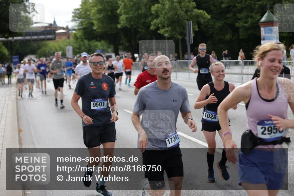29.06.2025 - hella hamburg halbmarathon Jannik Wohlers http://msf.ph/oto/8166750 29.06.2025 10:20:49 Lombardsbrücke 1028, 1266, 1658, 2271, 2383, 2635, 2956, 2986, 3122, 3161, 3453, 5061, 5373, 5395, 5493, 5767, 6275, 6308, 6844, 7228, 7522, 7553, 7608, 8726, 8844, 9108, 9501, 10602, 11117, 11610, 11698, 11775, 12175, 12395, 12561, 12694, 13057, 13448, 13508, 14499, 14519, 14809, 14819, 15387, 15470, 15736, 15752, 15767, 16586, 16600, 16896, 17035, 17341, 17961, 17969, 18170, 18784, 18809 meine-sportfotos.de
