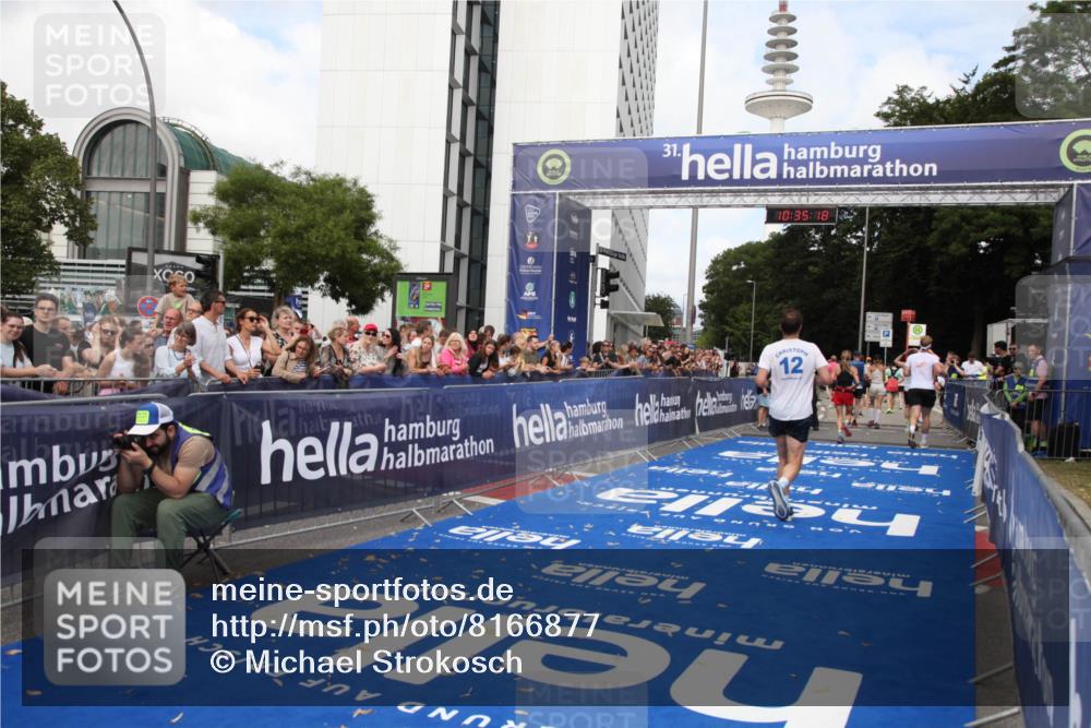 29.06.2025 - hella hamburg halbmarathon Michael Strokosch http://msf.ph/oto/8166877 29.06.2025 10:35:17 Ziel 4740, 7628, 7867, 12514, 15415, 17022 meine-sportfotos.de