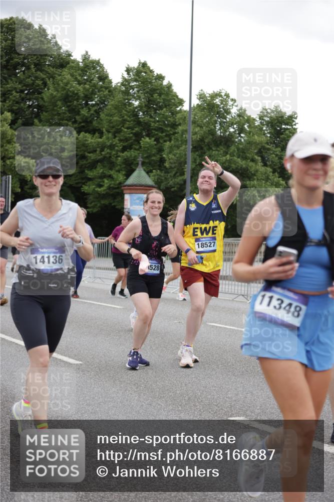 29.06.2025 - hella hamburg halbmarathon Jannik Wohlers http://msf.ph/oto/8166887 29.06.2025 11:05:32 Lombardsbrücke 1409, 2731, 3502, 3755, 3858, 4351, 4352, 4460, 4682, 5006, 5340, 5563, 5922, 5946, 6283, 6409, 6798, 7164, 7347, 7545, 7857, 7979, 8438, 8756, 8804, 9035, 9281, 10004, 10395, 11121, 11296, 11348, 11852, 11853, 11946, 12040, 12045, 12753, 12763, 12830, 12885, 12918, 12985, 12986, 13216, 13320, 13682, 13813, 14136, 14193, 14733, 14912, 15798, 15904, 16102, 16482, 16510, 16515, 16516, 16542, 16584, 16699, 16790, 17361, 17460, 17858, 17859, 18441, 18527, 18991 meine-sportfotos.de