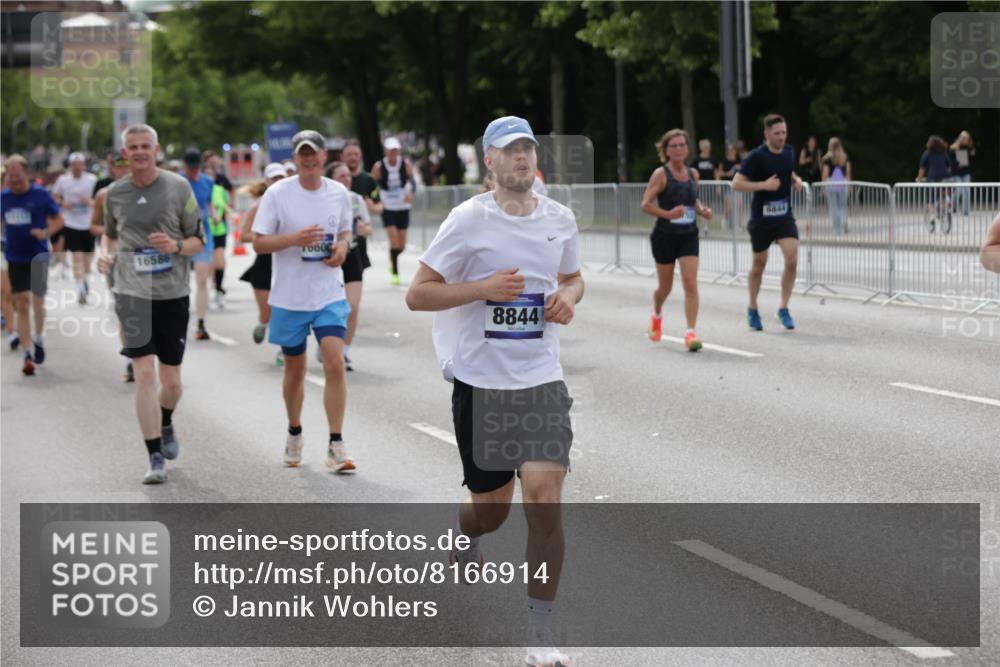 29.06.2025 - hella hamburg halbmarathon Jannik Wohlers http://msf.ph/oto/8166914 29.06.2025 10:20:51 Lombardsbrücke 1028, 1266, 1658, 2271, 2383, 2635, 2815, 2956, 2986, 3122, 3161, 3453, 3817, 5373, 5395, 5493, 5767, 6275, 6308, 6844, 7228, 7375, 7522, 7553, 7608, 8726, 8844, 9100, 9108, 9501, 10602, 11117, 11610, 11698, 11775, 12018, 12175, 12395, 12561, 13057, 13448, 13508, 14499, 14519, 14664, 14809, 14819, 15387, 15736, 15752, 15767, 16107, 16586, 16600, 16896, 17341, 17799, 17961, 17969, 18170, 18784, 18809, 19012 meine-sportfotos.de