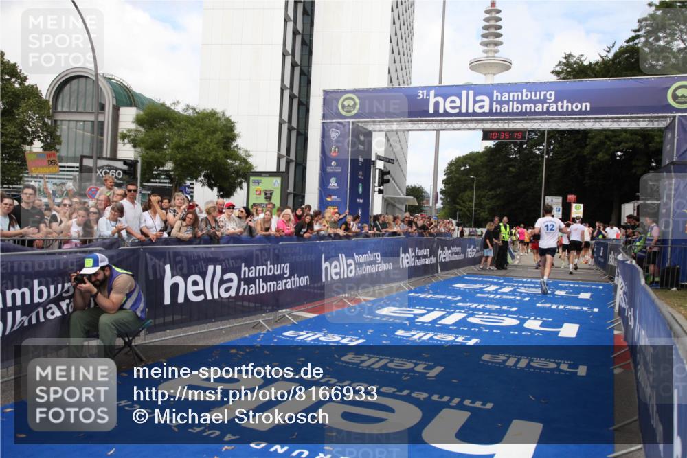 29.06.2025 - hella hamburg halbmarathon Michael Strokosch http://msf.ph/oto/8166933 29.06.2025 10:35:18 Ziel 4740, 7628, 7867, 12514, 13798, 15415, 15773, 17022 meine-sportfotos.de