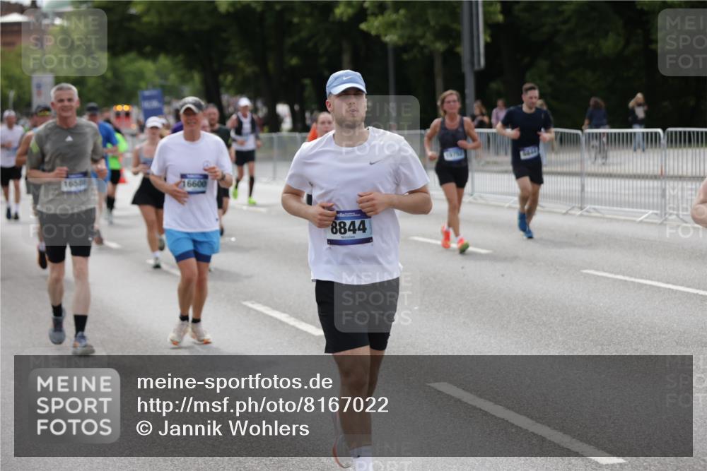 29.06.2025 - hella hamburg halbmarathon Jannik Wohlers http://msf.ph/oto/8167022 29.06.2025 10:20:51 Lombardsbrücke 1028, 1266, 1658, 2271, 2383, 2635, 2815, 2956, 2986, 3122, 3161, 3453, 3817, 5373, 5395, 5493, 5767, 6275, 6308, 6844, 7228, 7375, 7522, 7553, 7608, 8726, 8844, 9100, 9108, 9501, 10602, 11117, 11610, 11698, 11775, 12018, 12175, 12395, 12561, 13057, 13448, 13508, 14499, 14519, 14664, 14809, 14819, 15387, 15736, 15752, 15767, 16107, 16586, 16600, 16896, 17341, 17799, 17961, 17969, 18170, 18784, 18809, 19012 meine-sportfotos.de